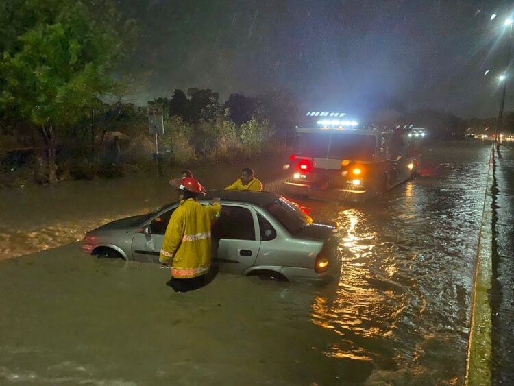 Brindó Protección Civil auxilio a automovilistas afectados por las lluvias