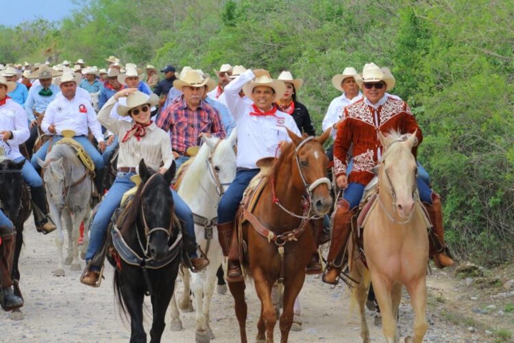 Festejan 273 aniversario de Victoria a caballo