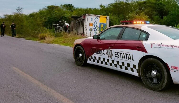 Vuelca trailer de Coppel en Villa de Casas, policías evitan la rapiña