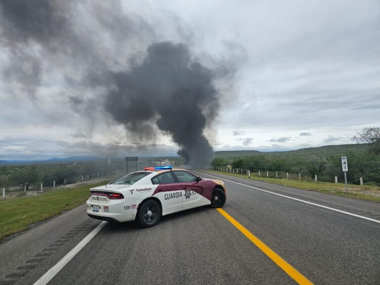Se incendia motor de trailer en la carretera Victoria-Tampico