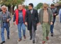 En compañía de vecinos, presidente municipal de Victoria supervisa obras de drenaje sanitario