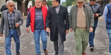 En compañía de vecinos, presidente municipal de Victoria supervisa obras de drenaje sanitario