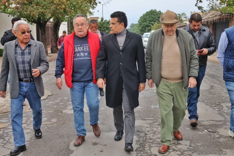 En compañía de vecinos, presidente municipal de Victoria supervisa obras de drenaje sanitario