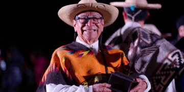 Reconocen trayectoria de Francisco Bautista con Nosotros así cantamos. Juchá Isï Pirésïnga