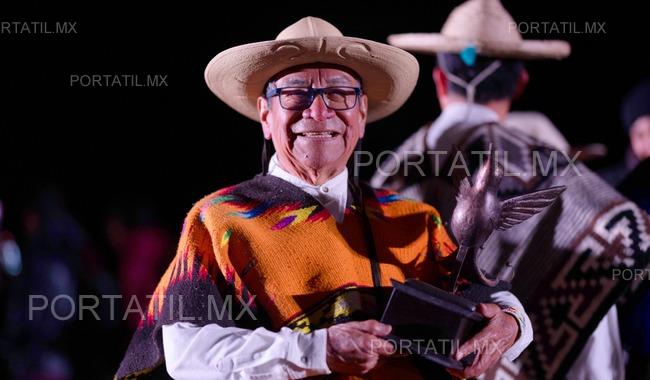 Reconocen trayectoria de Francisco Bautista con Nosotros así cantamos. Juchá Isï Pirésïnga