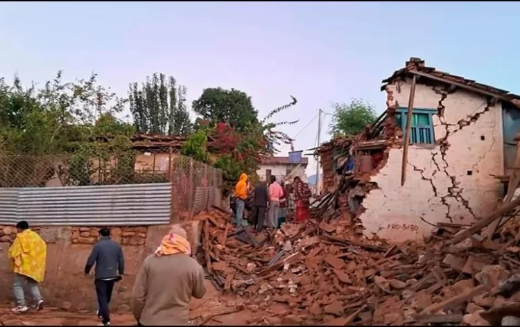 Reportan 157 muertos por terremoto en Nepal