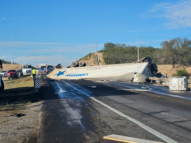 Alerta: Circulación cerrada en Carretera Federal 83 por volcadura de camión