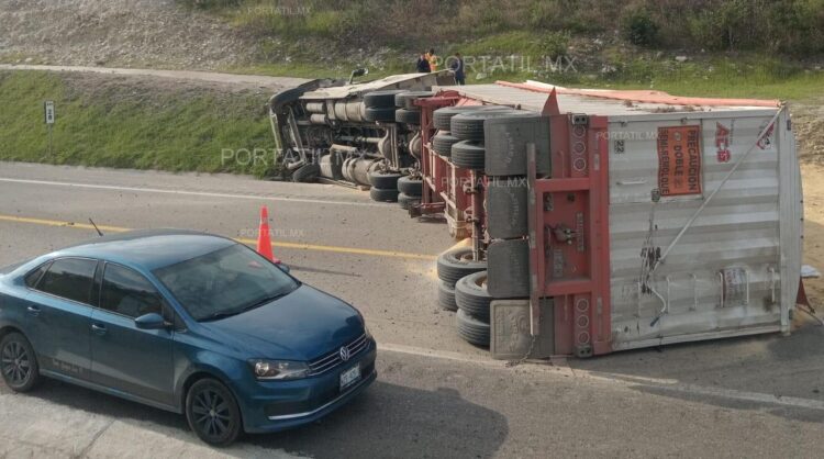Otro tráiler se accidenta en la Victoria-Tampico, a la altura de González