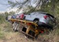 Se accidenta tráiler que transportaba carros de lujo