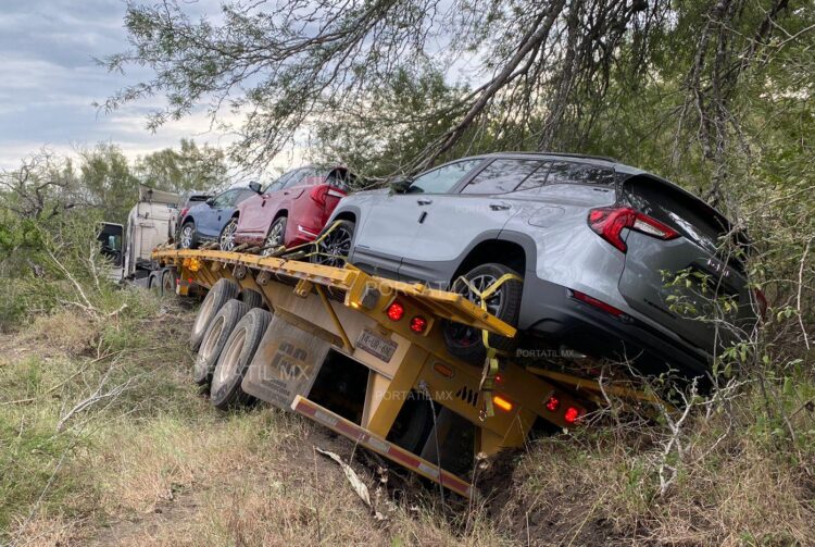 Se accidenta tráiler que transportaba carros de lujo