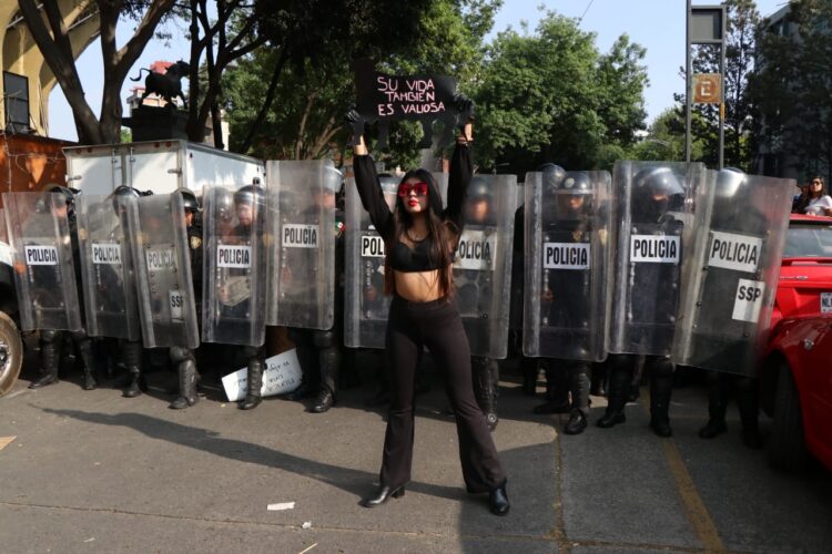 Defensores de animales protestan en la Plaza México
