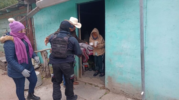 Policías ayudan y cuidan del frío a la gente en comunidades rurales de Tamaulipas