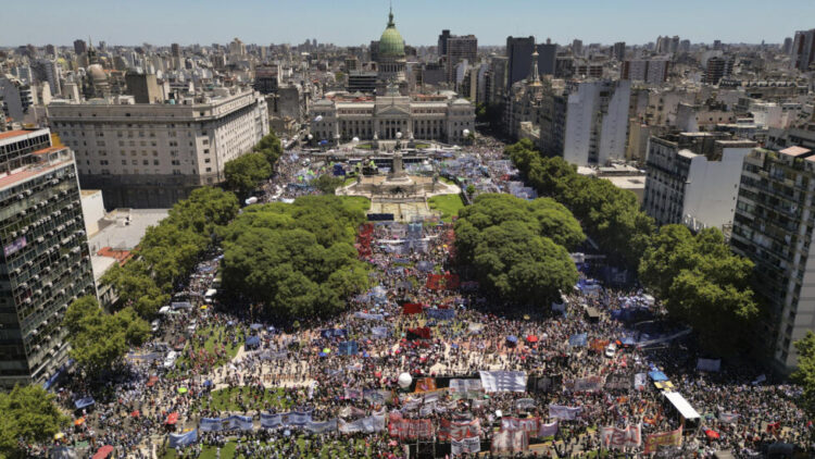 Vive Argentina un paro nacional