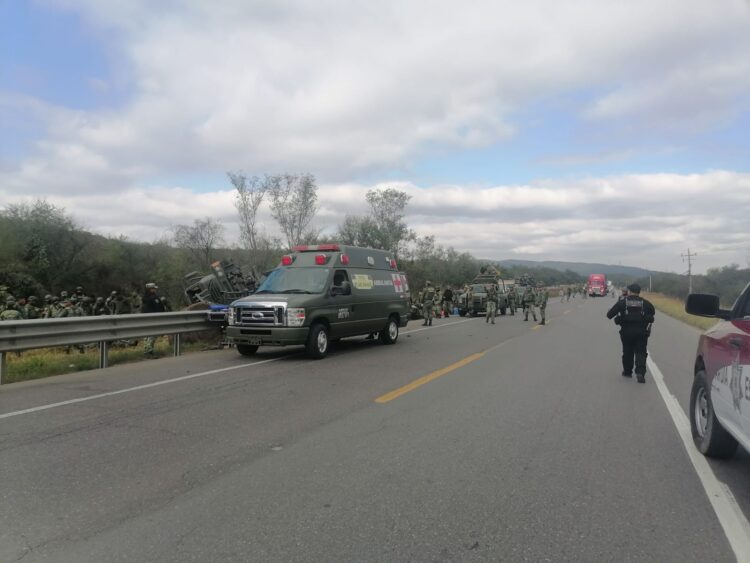 Se vuelca camión de militares en carretera de Tamaulipas