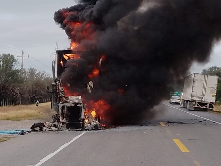 Se incendia un trailer en carretera de Tamaulipas