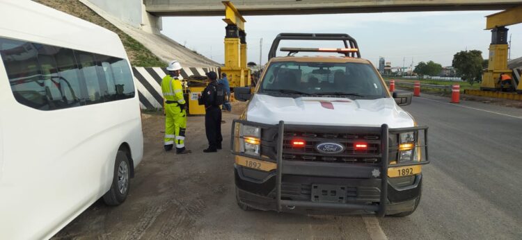 Problemas para trasladar calderas gigantes en carretera de Tamaulipas