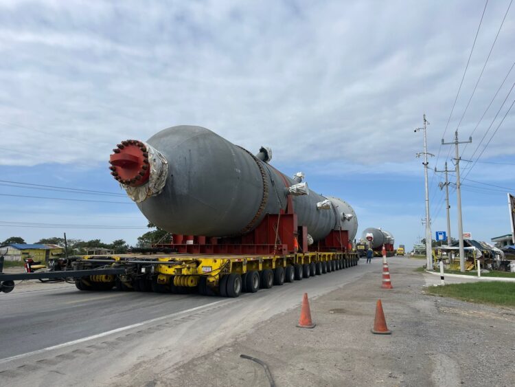 Guardia Estatal proporciona vialidad ante traslado de calderas gigantes en Tamaulipas