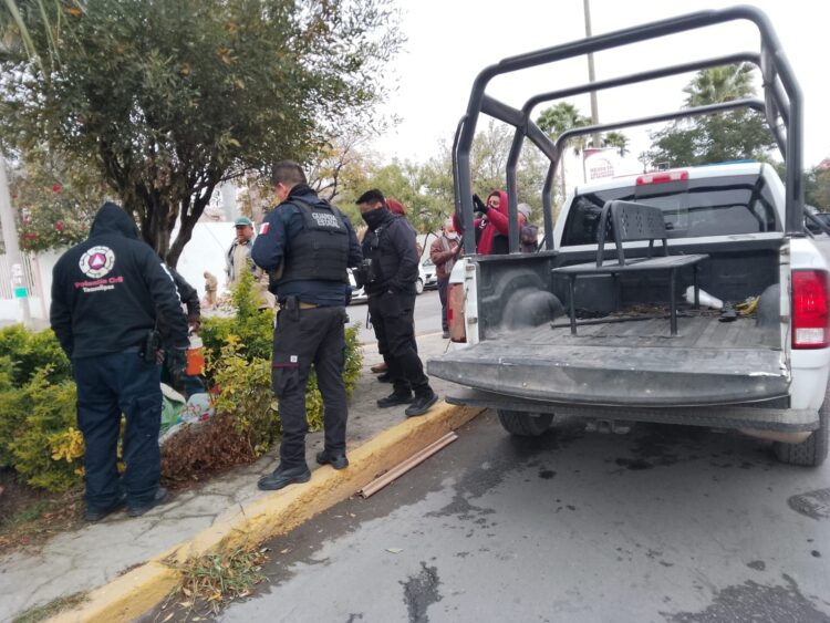 Policías recorren calles de Tamaulipas para salvar gente del frío