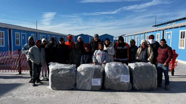 Rescatan de frío a 400 migrantes del Río Bravo