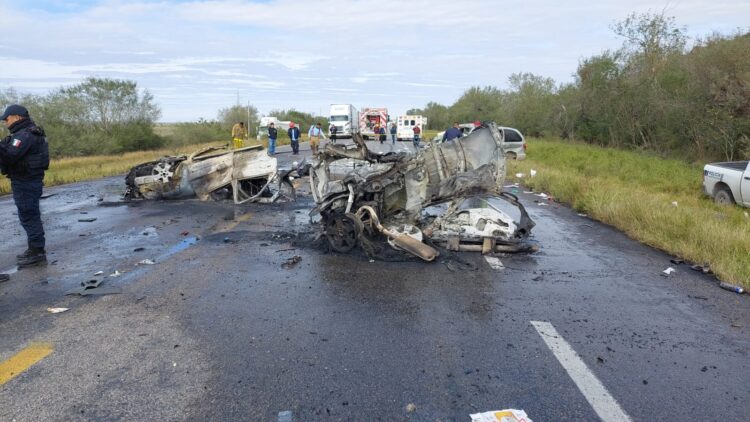 Se vuelca y se incendia auto en la carretera Victoria -San Fernando