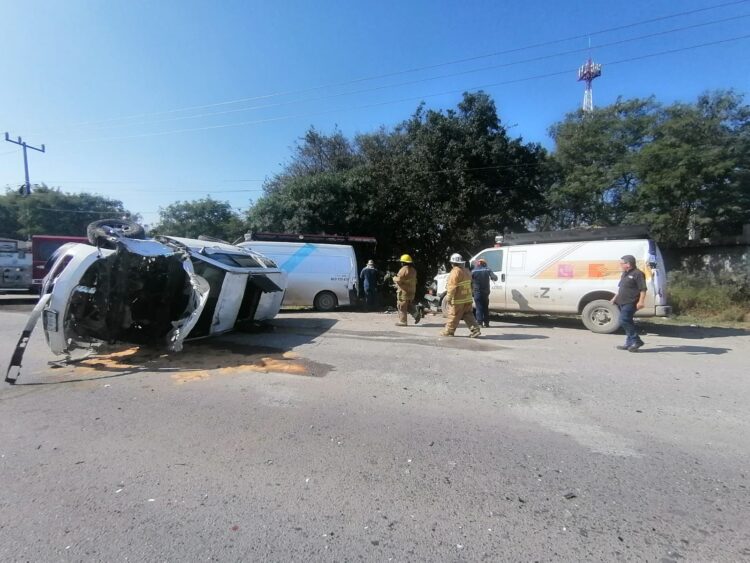 Auxilian a lesionados en volcadura en carretera Victoria-Monterrey
