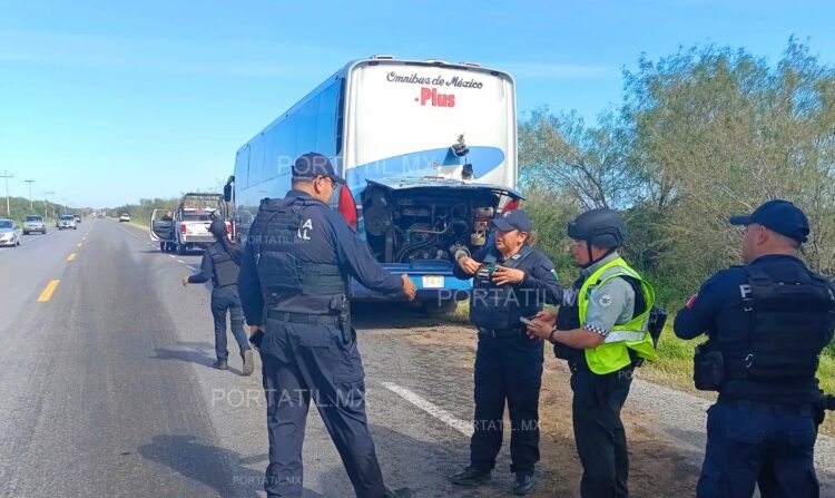Chocan dos autobuses de pasajeros en carretera San Fernando-Reynosa