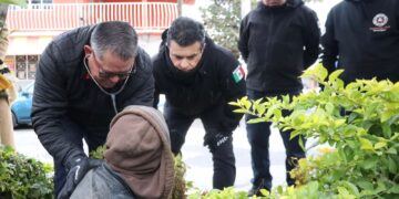 Visita Lalo Gattás albergues y recorre calles en auxilio de personas vulnerables al frío
