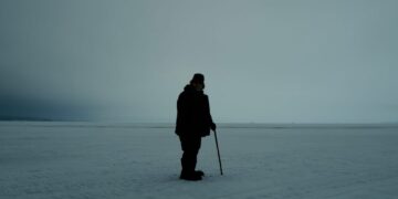 Guillermo del Toro se toma foto en el hielo: comienza a filmar Frankestein para Netflix