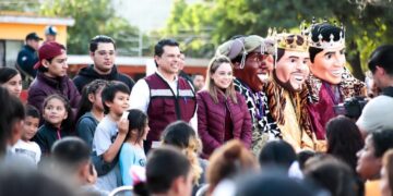 Festejan Lucy y Lalo Día de Reyes con líderes y sus familias