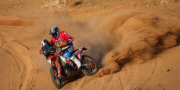 El motociclista chileno Nacho Cornejo a la cabeza del Rally París-Dakar