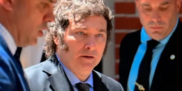 Presidente de Argentina elimina control de precios y desafía a la inflación