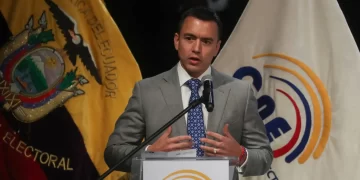 Presidente de Ecuador quiere incrementar el IVA
