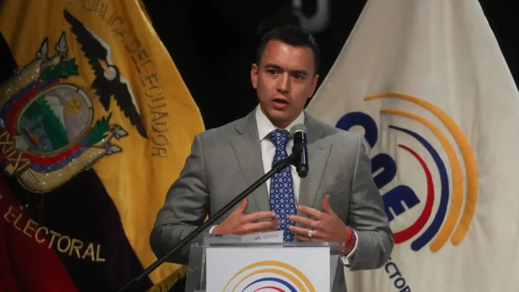 Presidente de Ecuador quiere incrementar el IVA