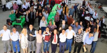 Maestros jubilados reconocen apoyo del presidente de Victoria