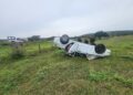 Guardia Estatal de Tamaulipas ayuda a mujer lesionada en volcadura