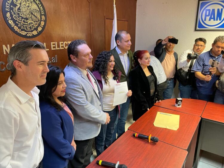 Se registran Olga Sosa y JR al senado, con el respaldo de aspirantes a diputados federales por Morena