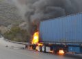 Alerta: circulación cerrada en ambos sentidos de la Carretera Rumbo Nuevo por incendio de tráiler