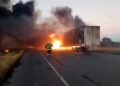 Chocan y se incendian dos traileres en la autopista La Gloria-San Fernando