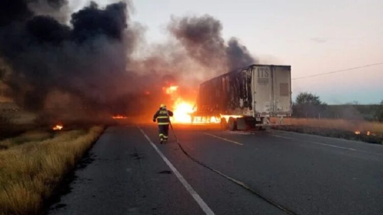 Chocan y se incendian dos traileres en la autopista La Gloria-San Fernando