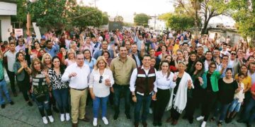Conviven Lalo y Lucy con vecinos de la Treviño Zapata
