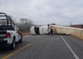 Alerta: circulación cerrada en ambos sentidos en Carretera Victoria-Monterrey por volcadura