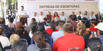 Encabeza alcalde entrega de escrituras a familias victorenses