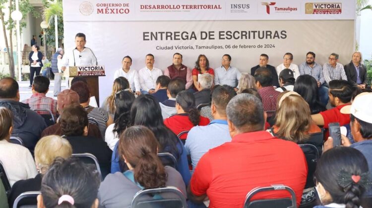 Encabeza alcalde entrega de escrituras a familias victorenses