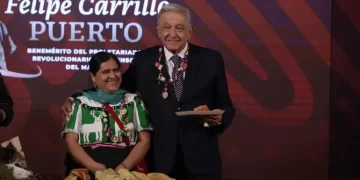 Celebra amlo Día de la Candelaria con tamales en Palacio Nacional