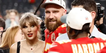 Hillary Clinton felicitar al novio de Taylor Swift y desata polémica en redes