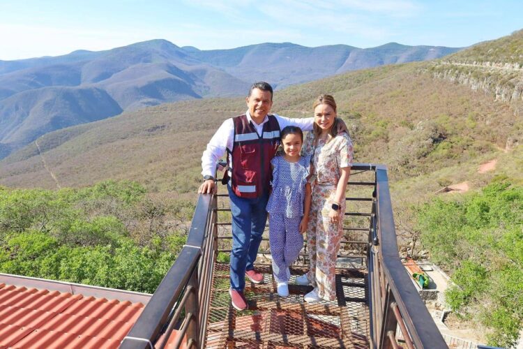 Visitan Lucy y Lalo mercado artesanal Altas Cumbres