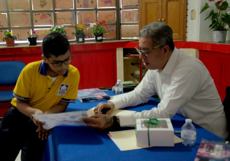 Inauguran 17 Feria del Libro en el Colegio Montessori con presentación de Enrique Jonguitud