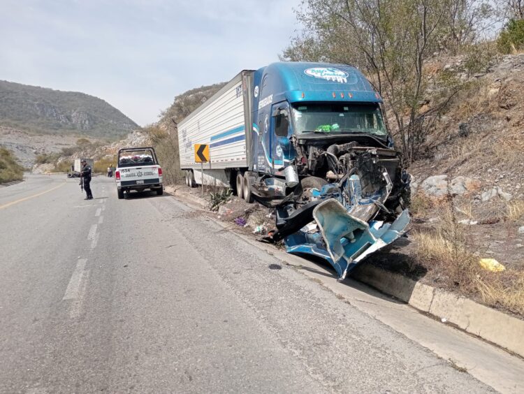 Choque de tráilers en la carretera Rumbo Nuevo