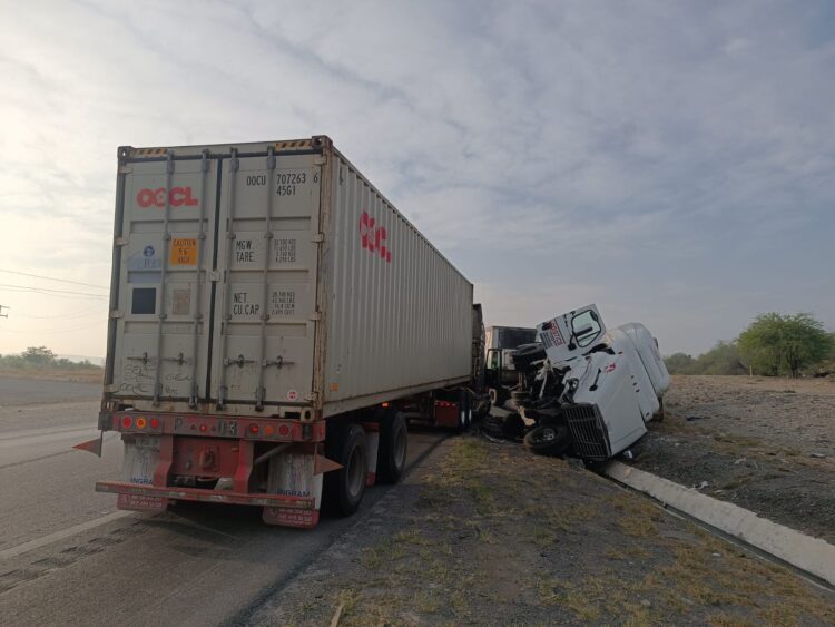 Choque de dos tractocamiones en Carretera Federal 83