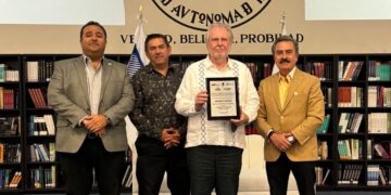 Imparte la UAT en Nuevo Laredo la Cátedra Octavio Paz con el escritor Anthony Stanton